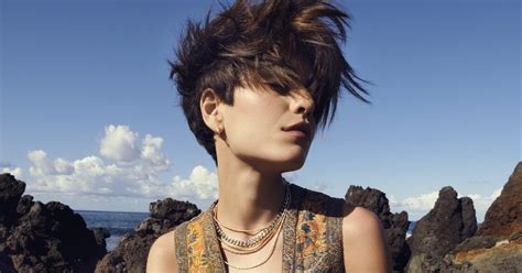 capelli corti lati lunghi sopra|Tagli capelli corti: tantissimi look tra pixie cut e。